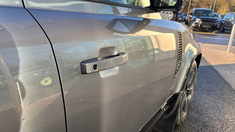 Land Rover Defender 3.0 D300 X-Dynamic HSE 110 5dr Auto Diesel Estate